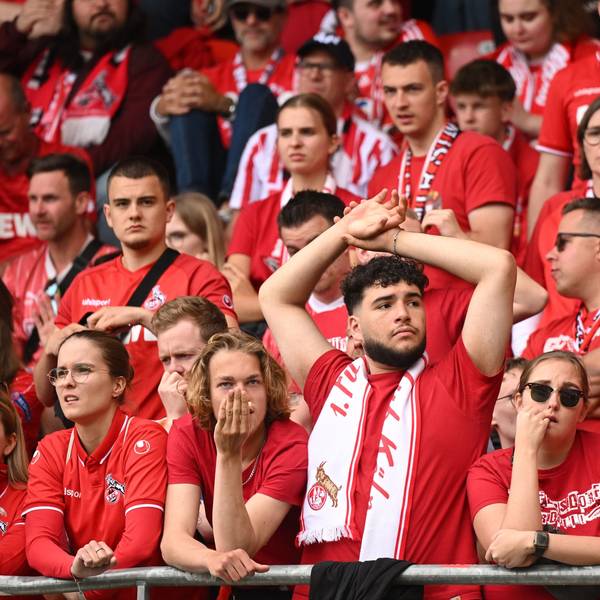 Verzweifelt: Kölner Fans auf der Tribüne der Voith Arena in Heidenheim.