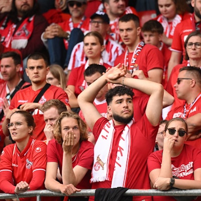 Verzweifelt: Kölner Fans auf der Tribüne der Voith Arena in Heidenheim.