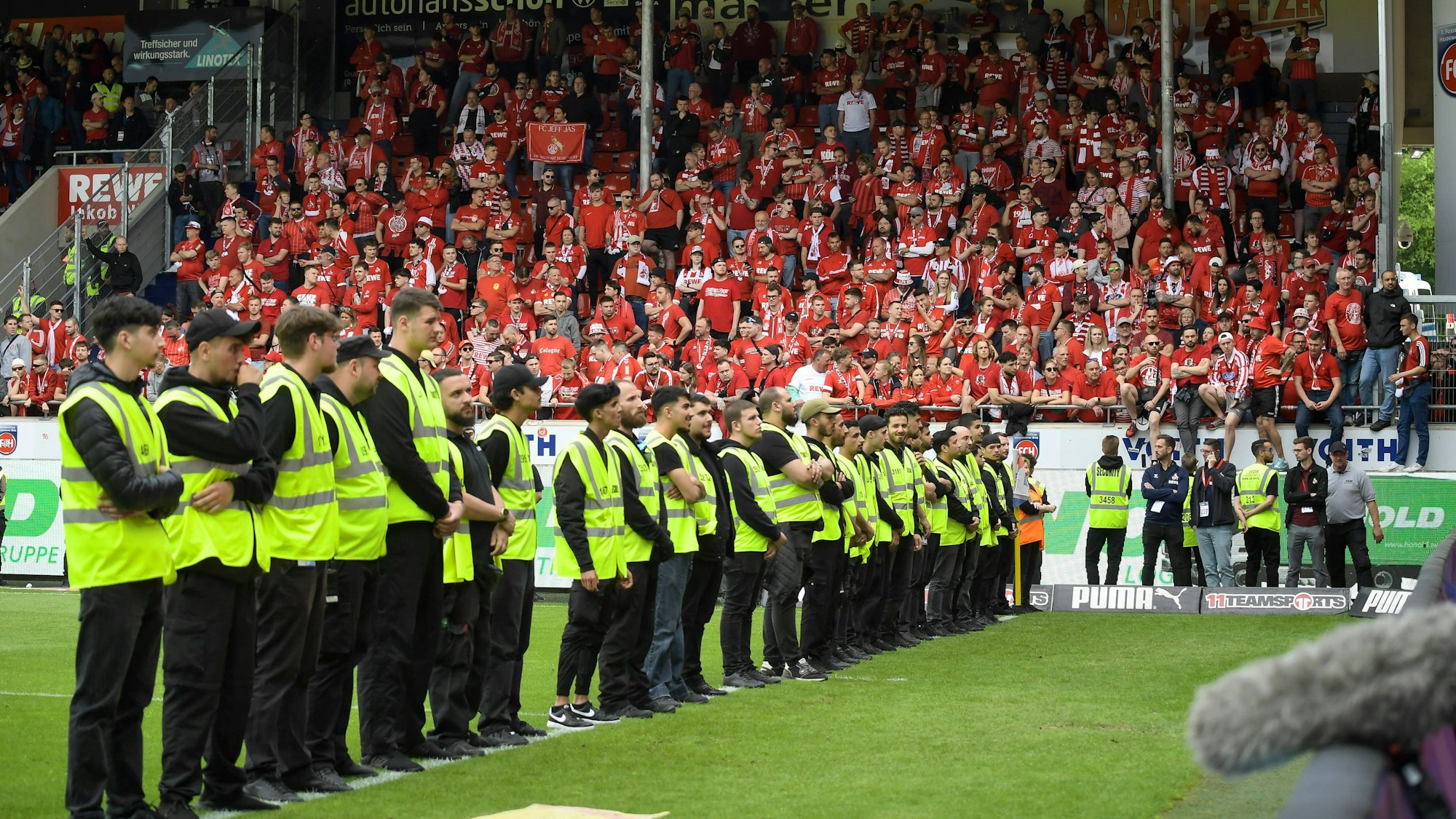 Sicherheitskräfte riegeln nach dem Spiel die Kölner Fankurve ab.