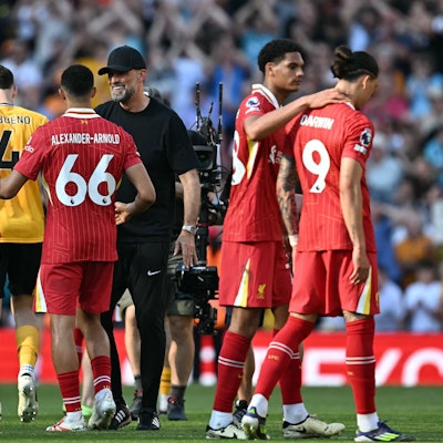 Jürgen Klopp feiert mit seinen Spielern seinen Abschied vom FC Liverpool auf dem Rasen von Anfield.