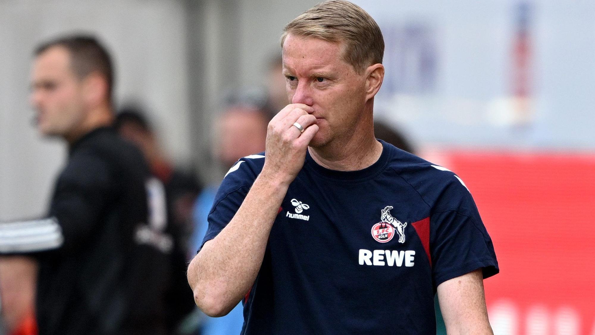 Zukunft noch ungewiss: Kölns Trainer Timo Schultz fasst sich beim Spiel in Heidenheim an die Nase.