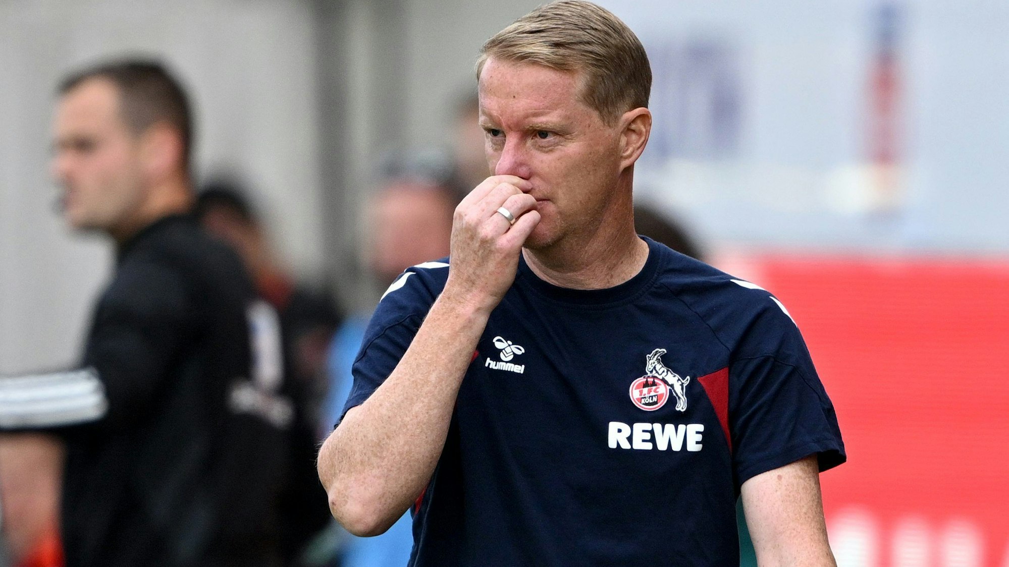 Zukunft noch ungewiss: Kölns Trainer Timo Schultz fasst sich beim Spiel in Heidenheim an die Nase.