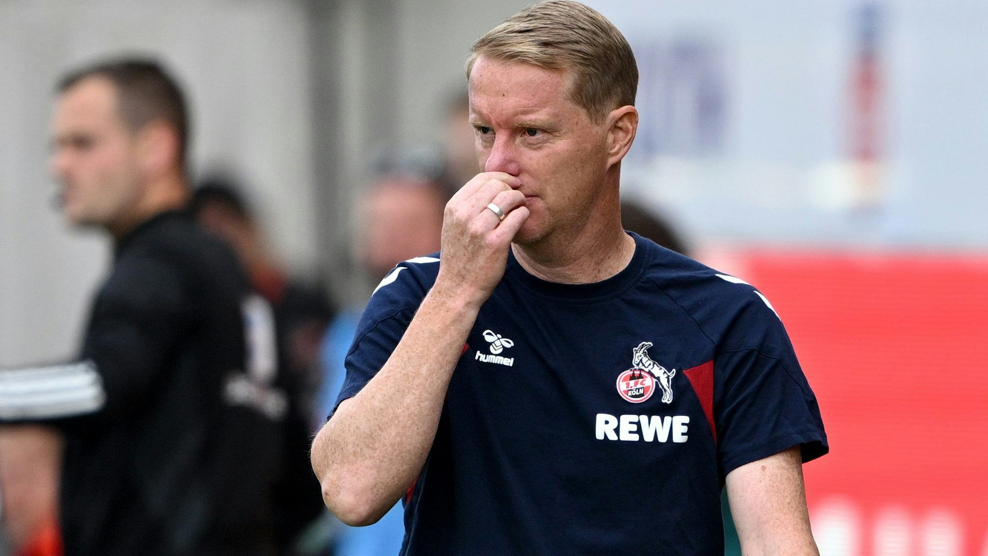 Zukunft noch ungewiss:  Kölns Trainer Timo Schultz fasst sich beim Spiel in Heidenheim an die Nase.