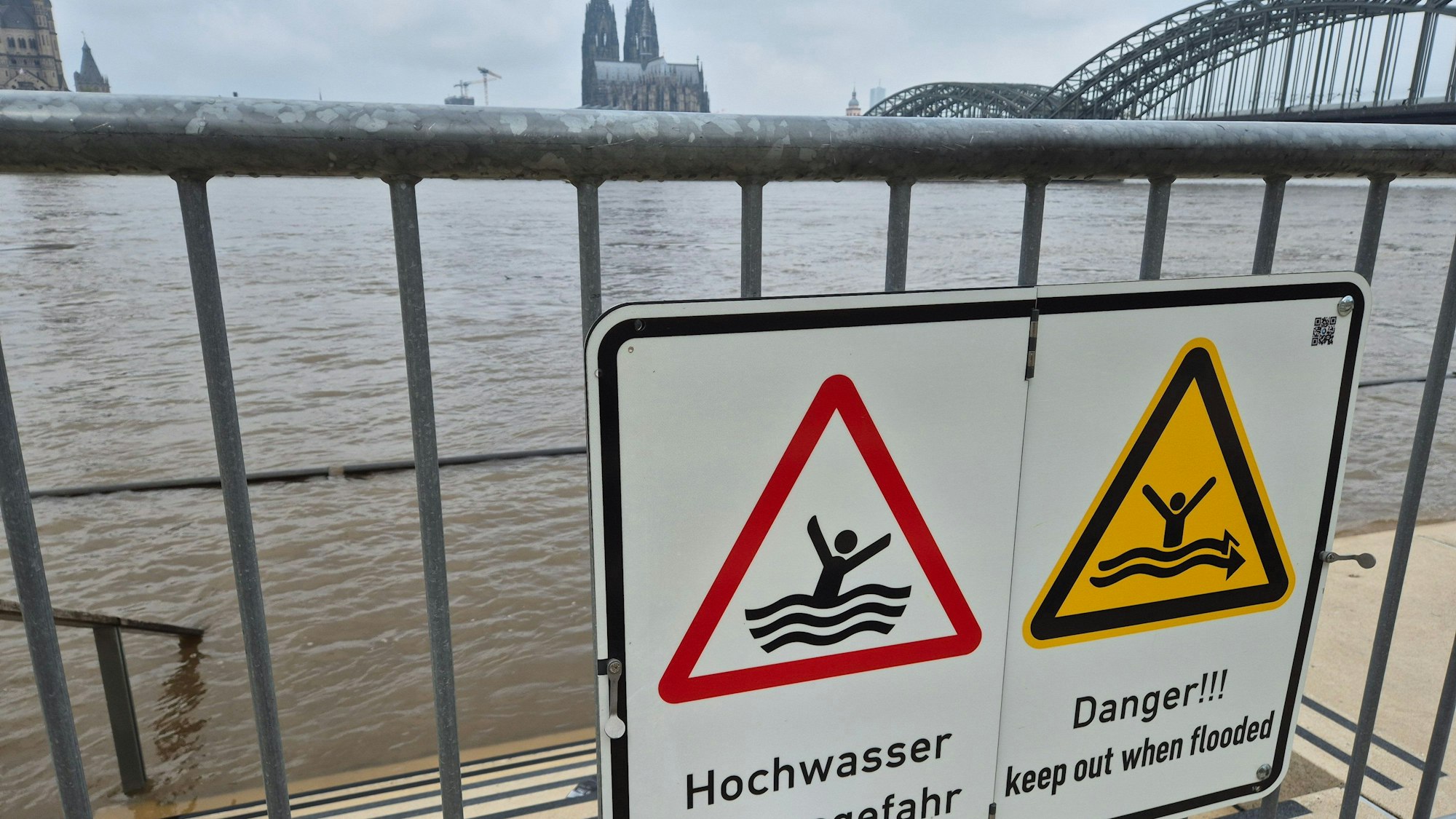 Köln: Das Wasser steht erhöht Rheinboulevard. Auch am Rhein steigen in Köln die Pegelstände.