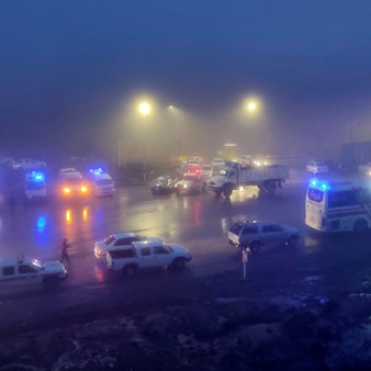Auf diesem von der Nachrichtenagentur Moj zur Verfügung gestellten Foto sind Fahrzeuge von Rettungsteams in der Nähe des Unglücksortes des Hubschraubers mit dem iranischen Präsidenten Ebrahim Raisi in Varzaghan im Nordwesten des Iran zu sehen.