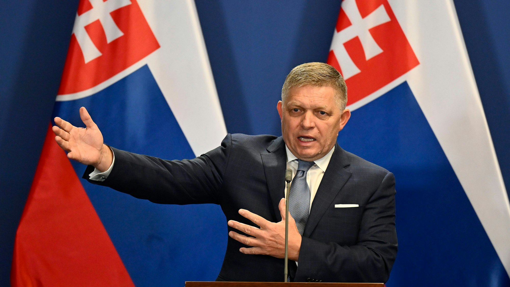 Der slowakische Premierminister Robert Fico benötigt nach wie vor intensivmedizinische Versorgung. (Archivbild)