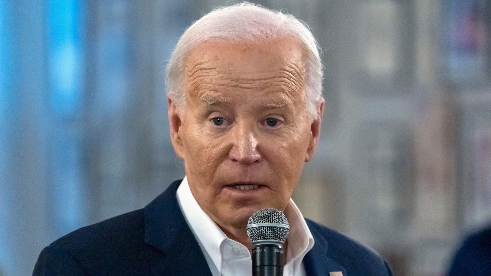 US-Präsident Joe Biden spricht zu Anhängern in Mary Mac's Tea Room.