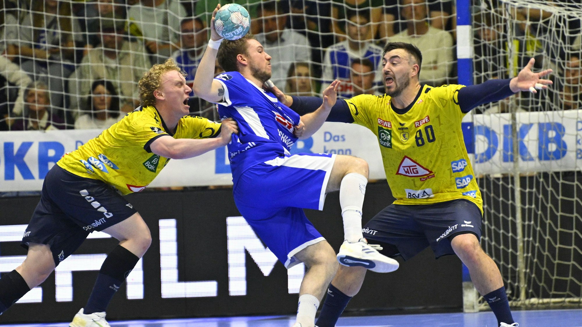 VfL-Spieler Dominik Mappes setzt sich in einem Handballspiel gegen die Abwehr der Rhein-Neckar Löwen durch.