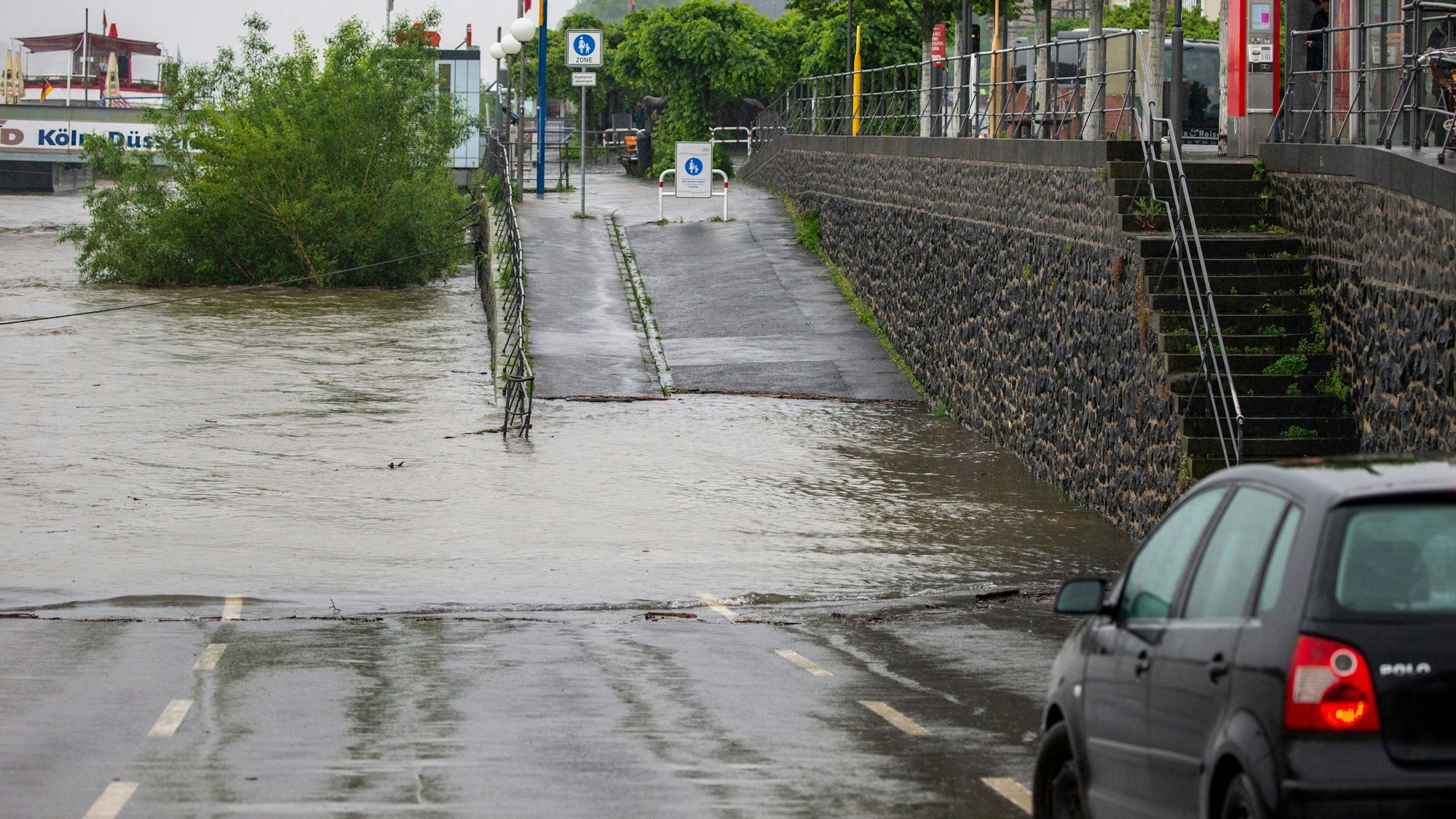 Königswinter bei Bonn: An einem Fähranleger ist der Rhein schon über die Ufer getreten.
