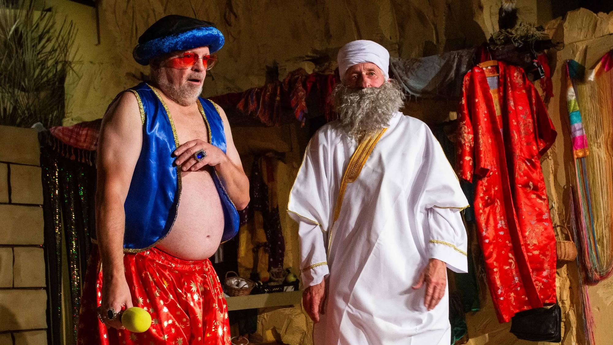Zwei Männer in orientalischen Kostümen.