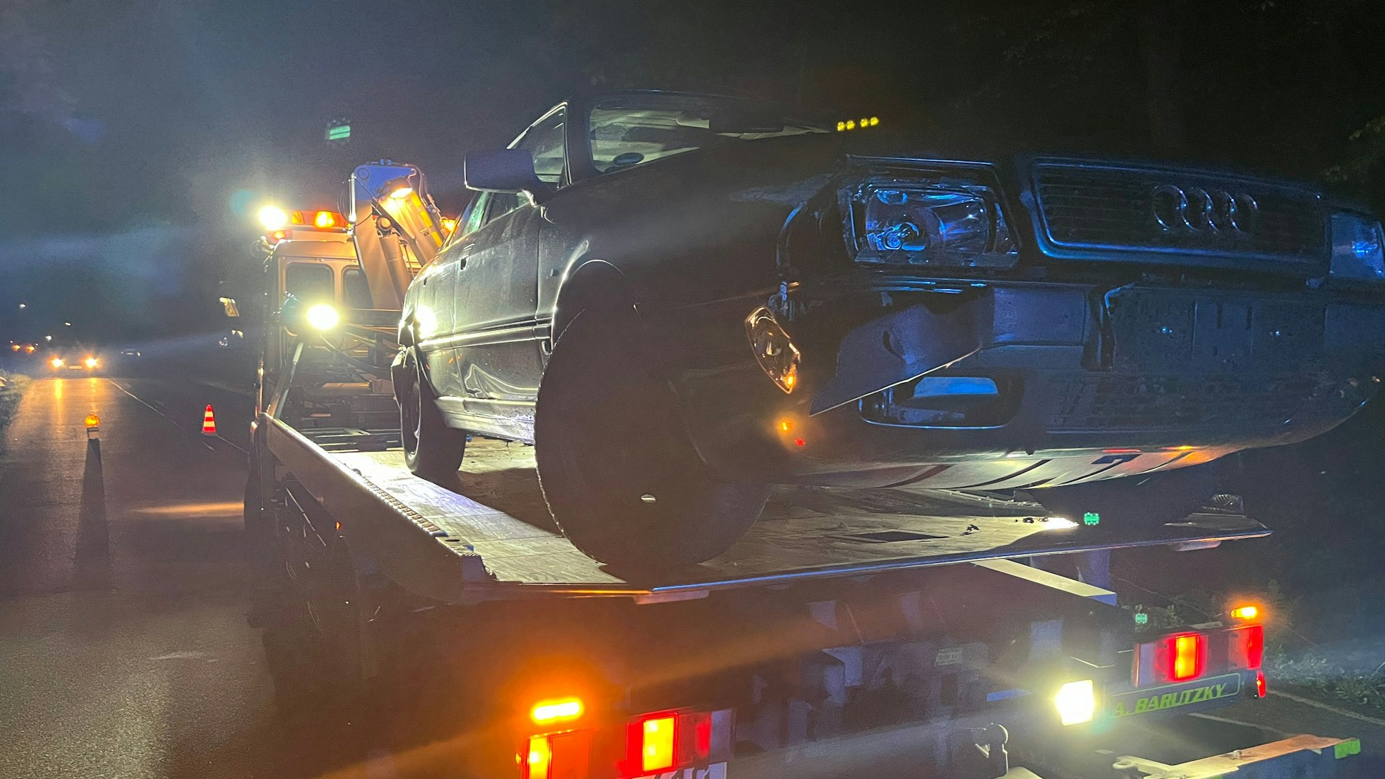 Ein beschädigtes Unfallauto steht auf einem Abschleppwagen.