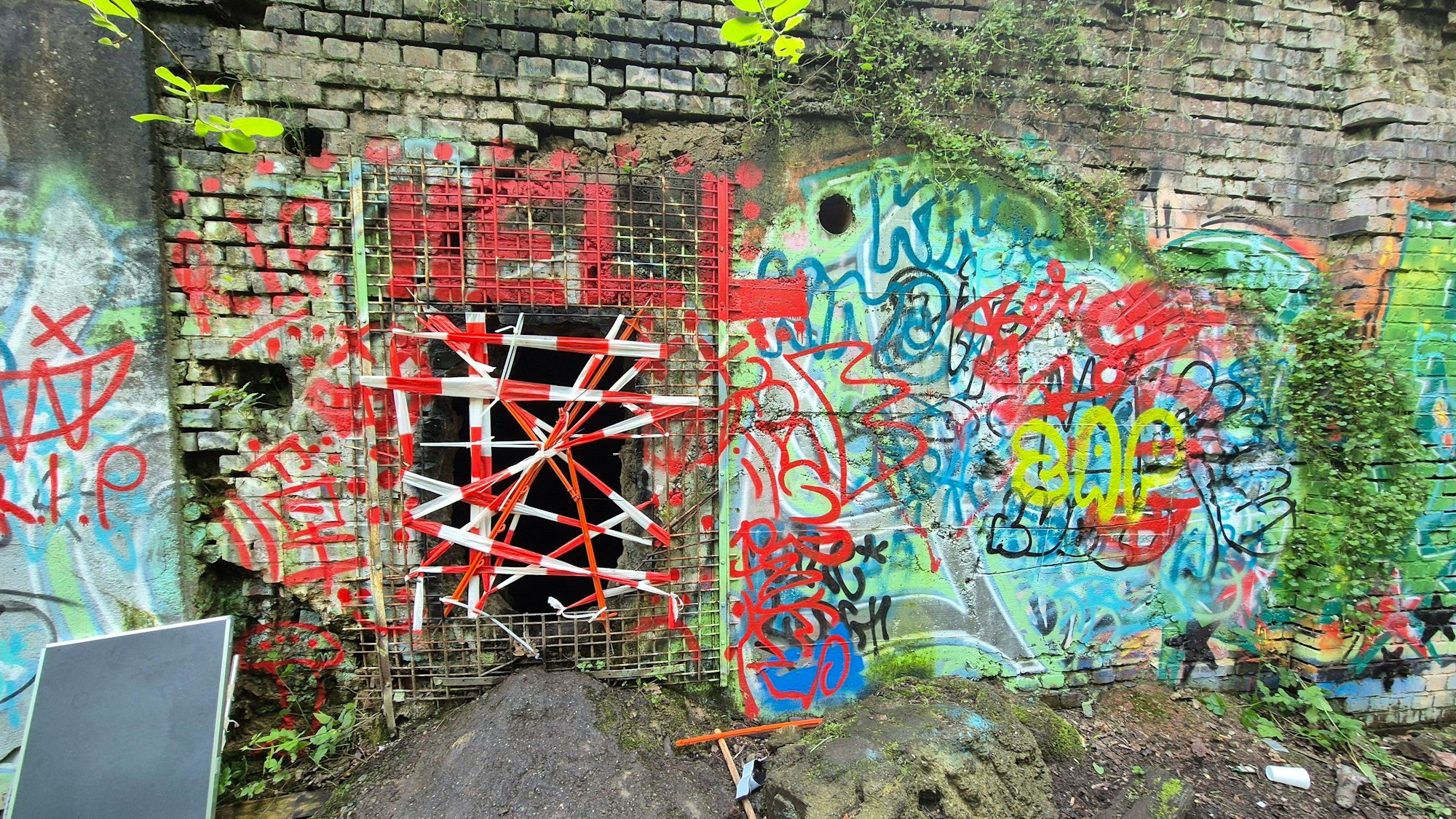 Der Zugang zum Fort IXb ist mit Flatterband versperrt. Bei einer illegalen Rave-Party in diesem Teil einer alten Befestigungsanlage sind mindestens 18 Teilnehmer verletzt worden.