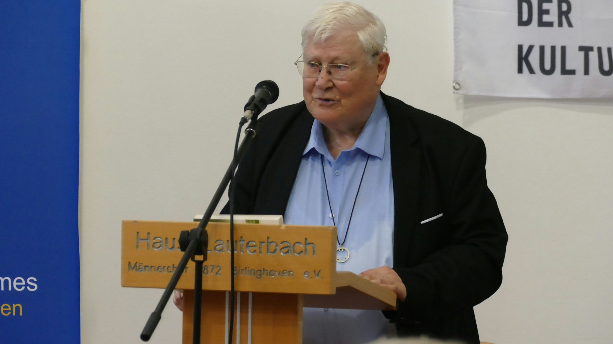 Ein Mann hält eine Rede.