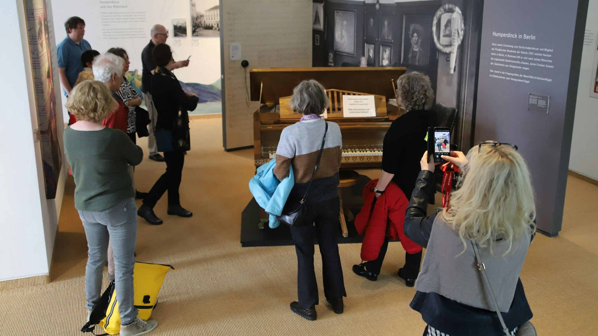 Bei einer Führung durch die Abteilung Engelbert Humperdinck erfuhren die Gäste viele spannende Details aus dem Leben des berühmten Komponisten.