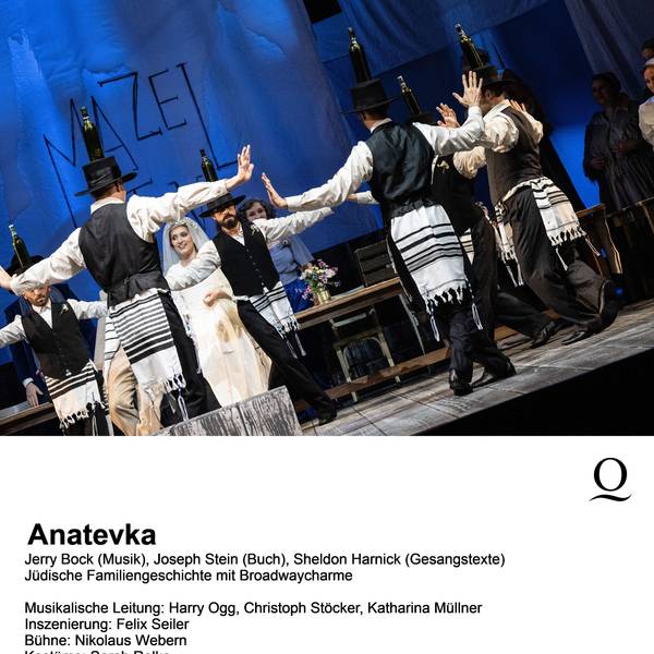 Anatevka
Jerry Bock (Musik), Joseph Stein (Buch), Sheldon Harnick (Gesangstexte)
Jüdische Familiengeschichte mit Broadwaycharme
Musikalische Leitung: Harry Ogg, Christoph Stöcker, Katharina Müllner
Inszenierung: Felix Seiler
Bühne: Nikolaus Webern
Kostüme: Sarah Rolke
Chorleitung: Patrick Francis Chestnut
Licht: Volker Weinhart
Choreographie: Danny Costello
Dramaturgie: Juliane Schunke
Auf dem Bild
Anna Sophia Theil (Zeitel), Susan Maclean (Golde), Tänzer
Foto: Sandra Then