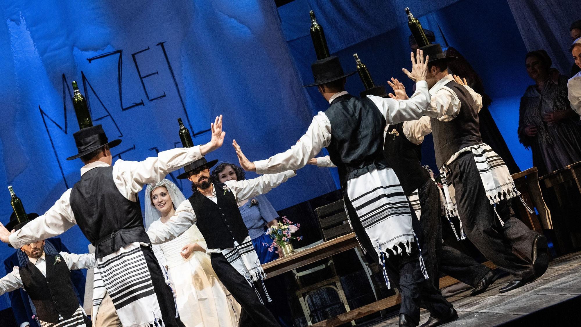 Anatevka
Jerry Bock (Musik), Joseph Stein (Buch), Sheldon Harnick (Gesangstexte)
Jüdische Familiengeschichte mit Broadwaycharme
Musikalische Leitung: Harry Ogg, Christoph Stöcker, Katharina Müllner
Inszenierung: Felix Seiler
Bühne: Nikolaus Webern
Kostüme: Sarah Rolke
Chorleitung: Patrick Francis Chestnut
Licht: Volker Weinhart
Choreographie: Danny Costello
Dramaturgie: Juliane Schunke
Auf dem Bild
Anna Sophia Theil (Zeitel), Susan Maclean (Golde), Tänzer
Foto: Sandra Then