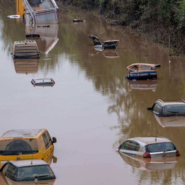 Autos stehen auf der überfluteten Bundesstraße 265 in Erftstadt im Wasser.