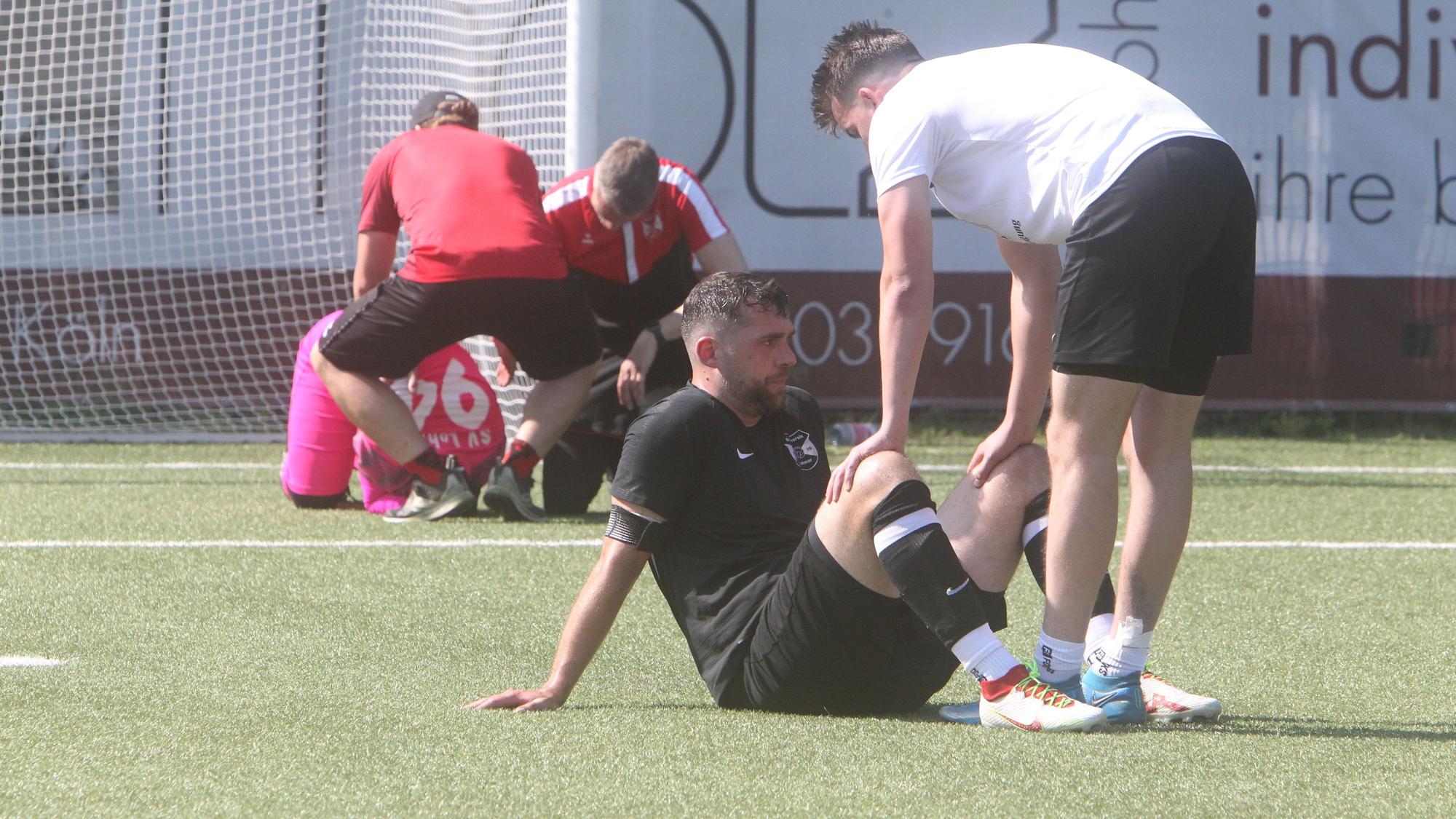 Die Spieler des SV Lohmar müssen nach dem Abpfiff getröstet werden.
