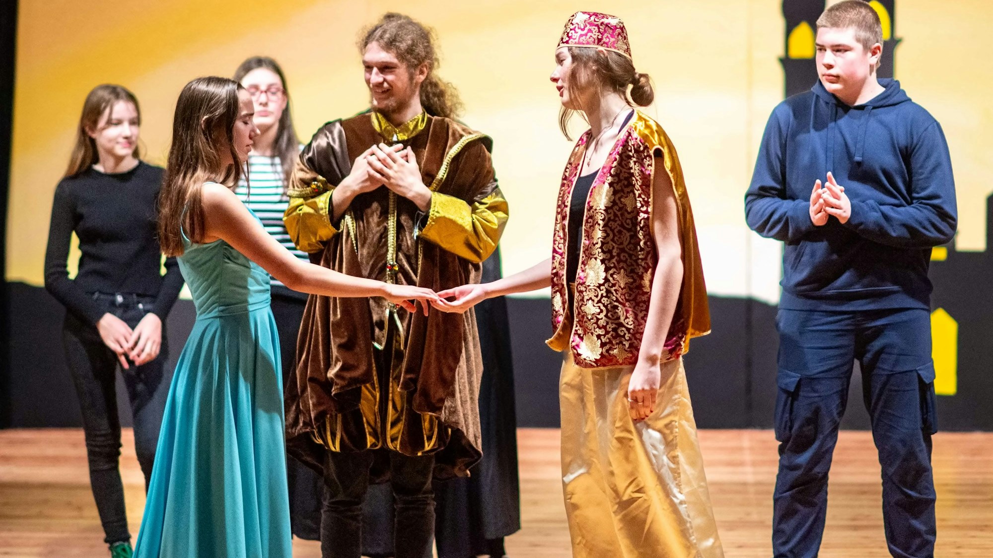 Das Bild zeigt eine Szene aus der Generalprobe: Patrizia Odenbach, die nach der Hand von Aladin greift.