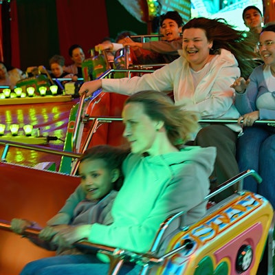 Nervenkitzel gehört zur Pfingstkirmes dazu - und gelacht wird auch.