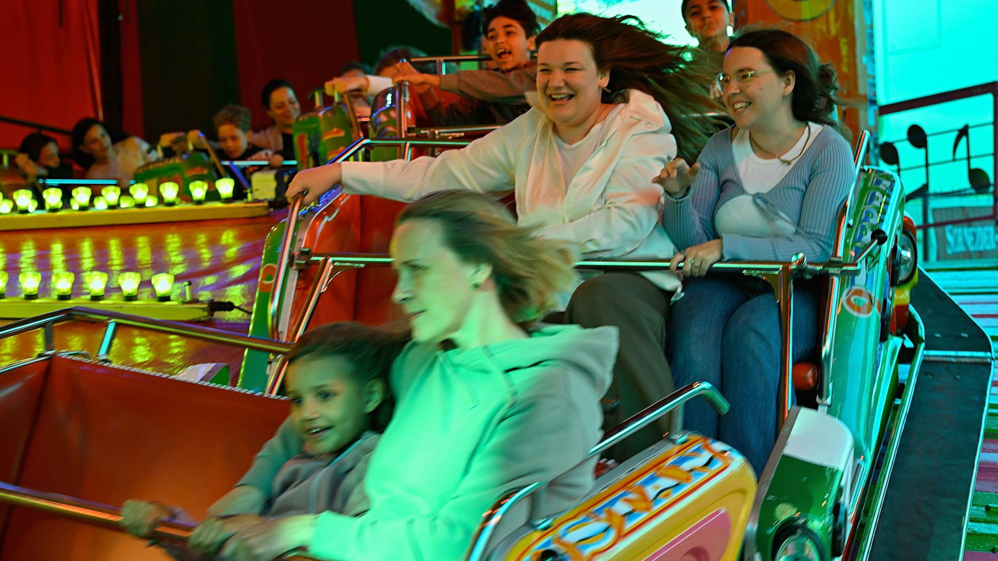 Nervenkitzel gehört zur Pfingstkirmes dazu - und gelacht wird auch.