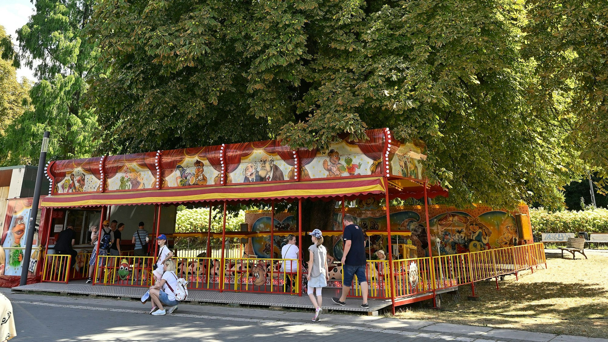 Schweinchenbahn im Schatten eines Baumes