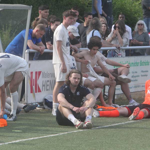 Entsetzte Gesichter: Der SV Bergheim steigt in die A-Liga ab.