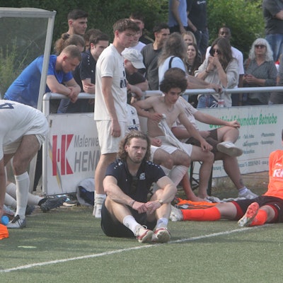 Entsetzte Gesichter: Der SV Bergheim steigt in die A-Liga ab.