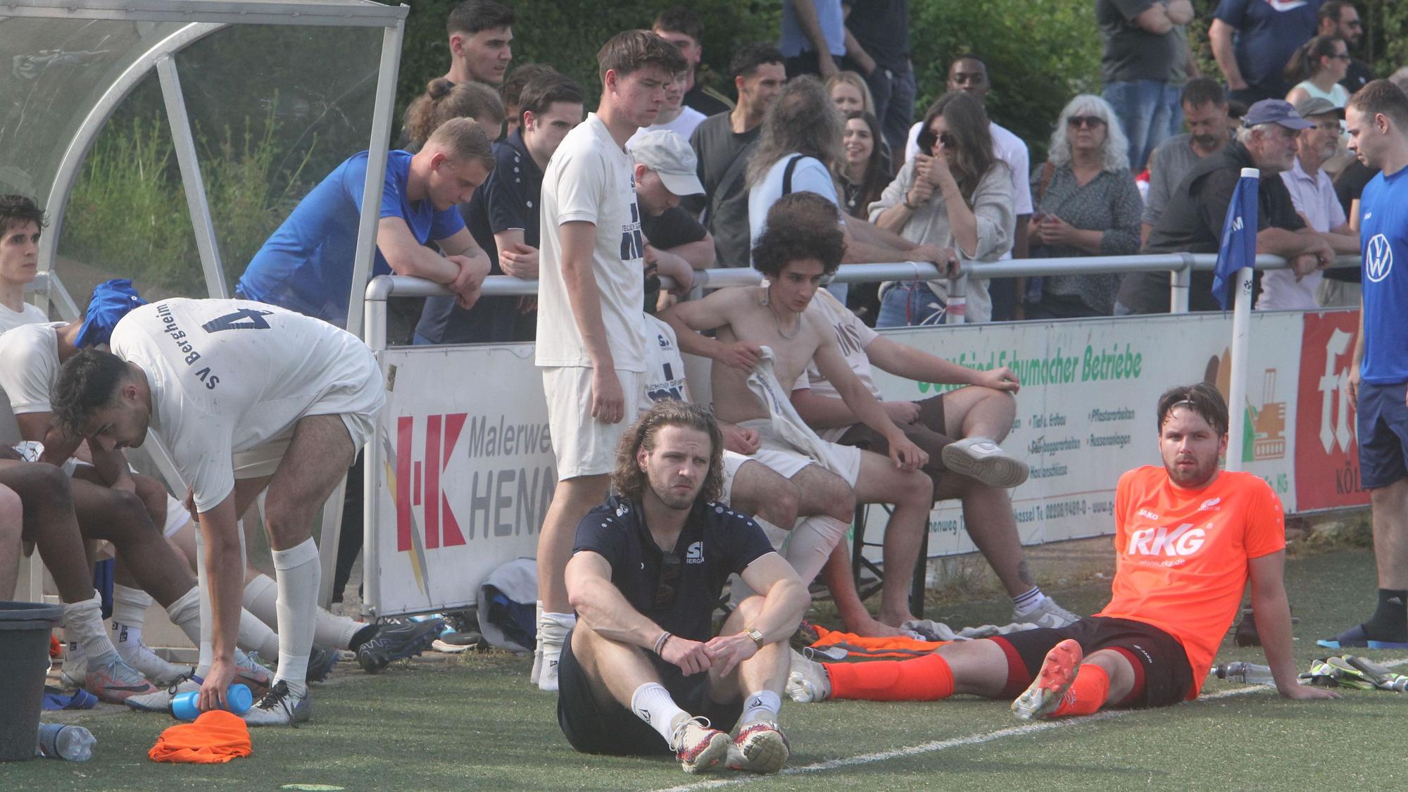 Entsetzte Gesichter: Der SV Bergheim steigt in die A-Liga ab.