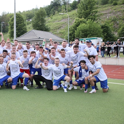 Gruppenfoto der Sünger Mannschaft mit ihren Aufstiegsshirts.