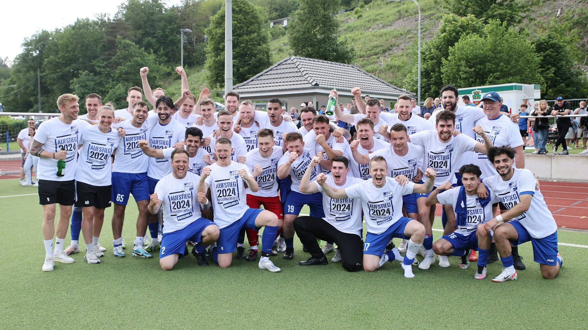 Gruppenfoto der Sünger Mannschaft mit ihren Aufstiegsshirts.