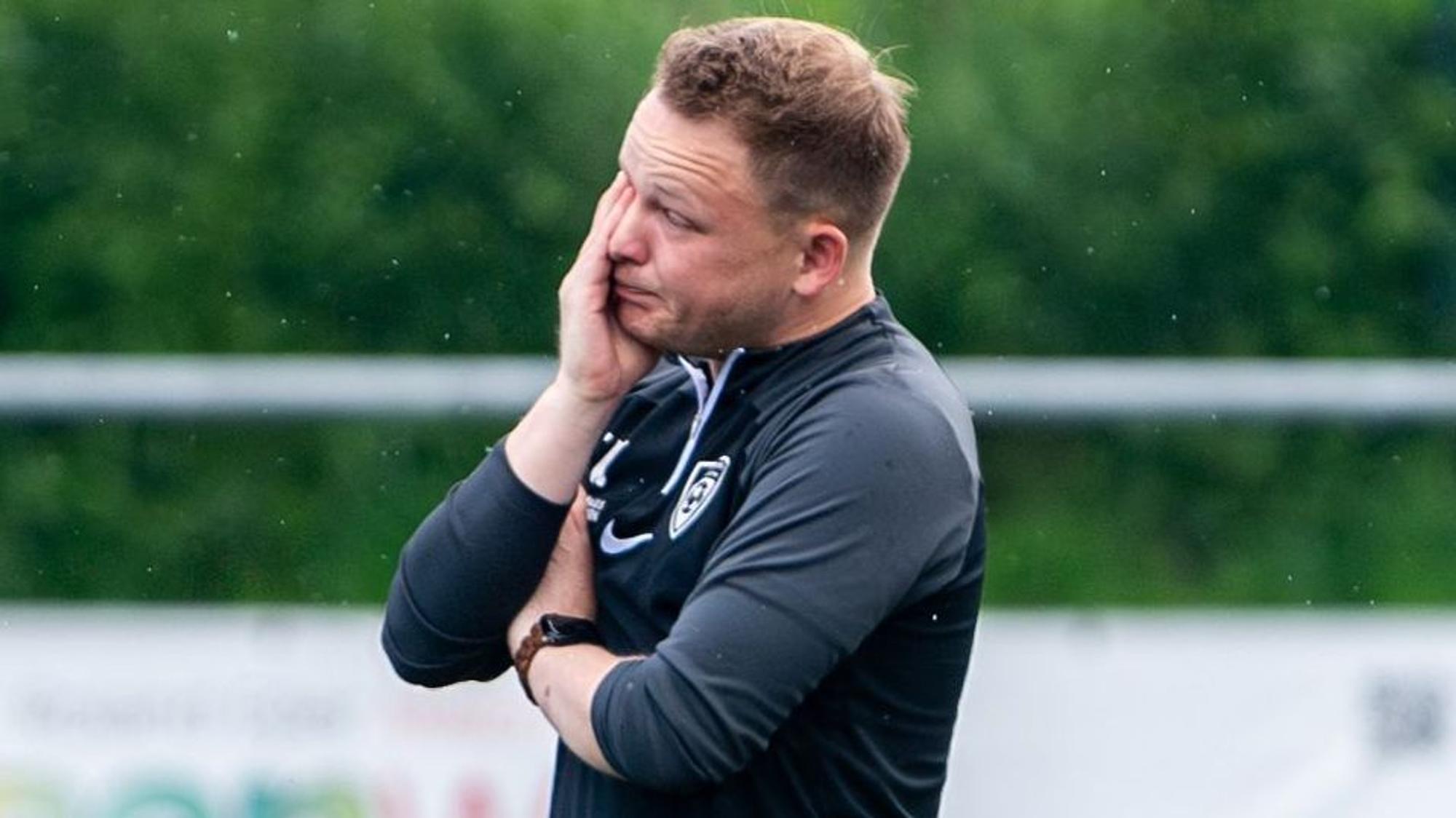 Erft-Trainer Chris Kockerols wischt sich eine Träne aus dem Gesicht.
