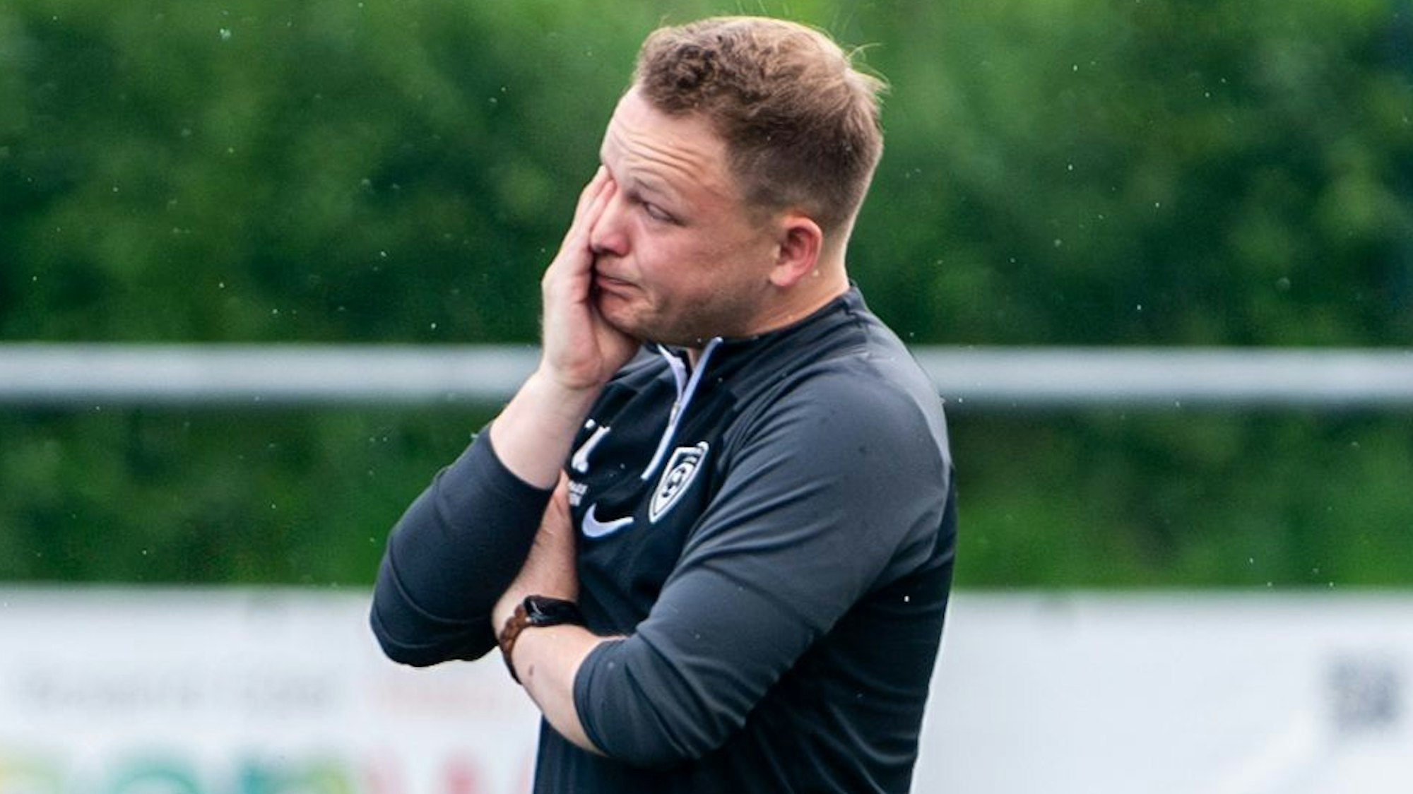 Erft-Trainer Chris Kockerols wischt sich eine Träne aus dem Gesicht.