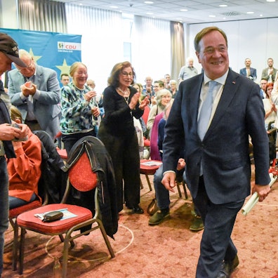 Mit viel Applaus begrüßten rund 140 Gäste den ehemaligen NRW-Ministerpräsidenten Armin Laschet im Brühler H+ Hotel.