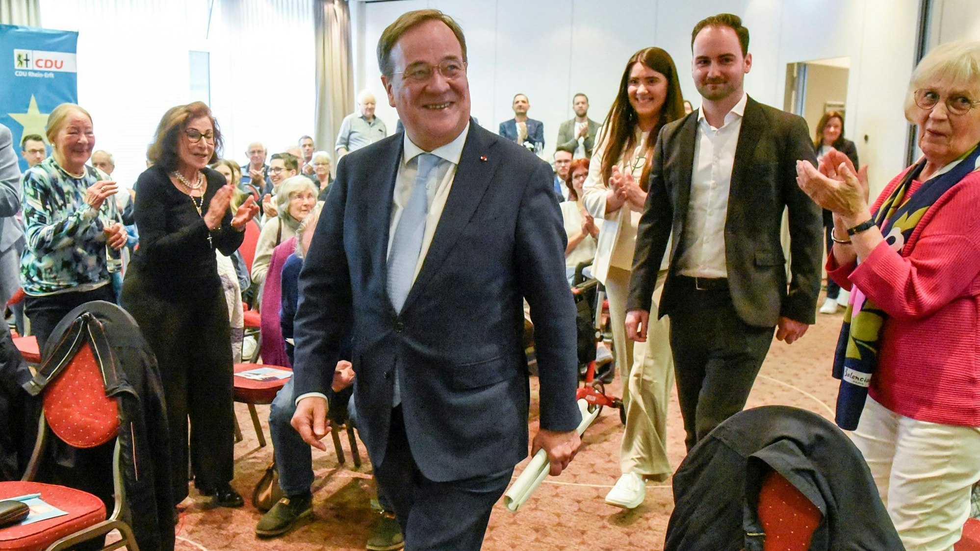 Mit viel Applaus begrüßten rund 140 Gäste den ehemaligen NRW-Ministerpräsidenten Armin Laschet im Brühler H+ Hotel.