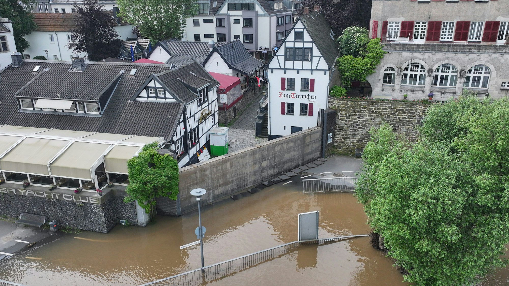 20.05.2024, Nordrhein-Westfalen, Köln: Das Hubtor im Stadtteil Rodenkirchen ist aufgrund des Hochwasser geschlossen (Luftaufnahme mit einer Drohne) Foto: Sascha Thelen/dpa +++ dpa-Bildfunk +++