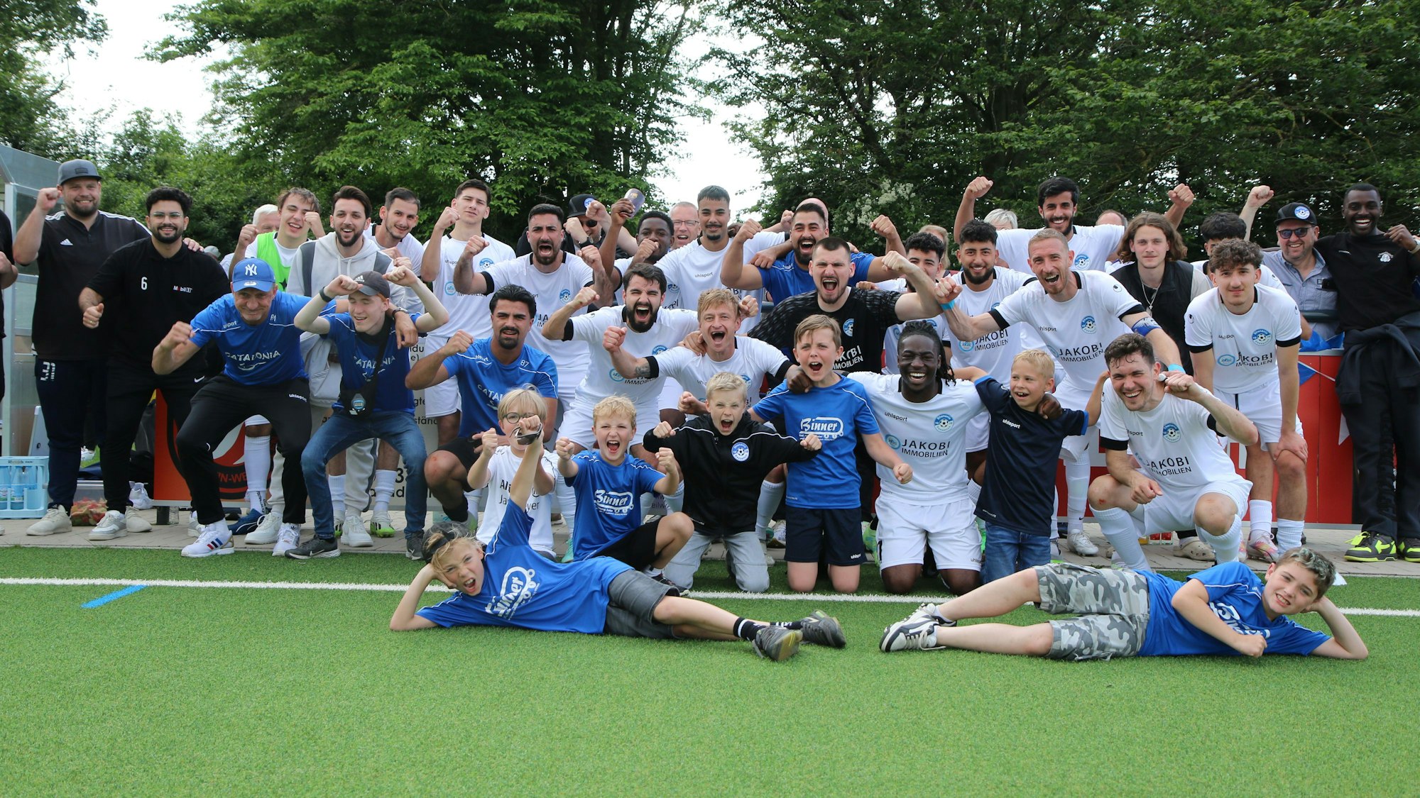 Die Spieler und die Verantwortlichen des SV Bessenich jubeln.