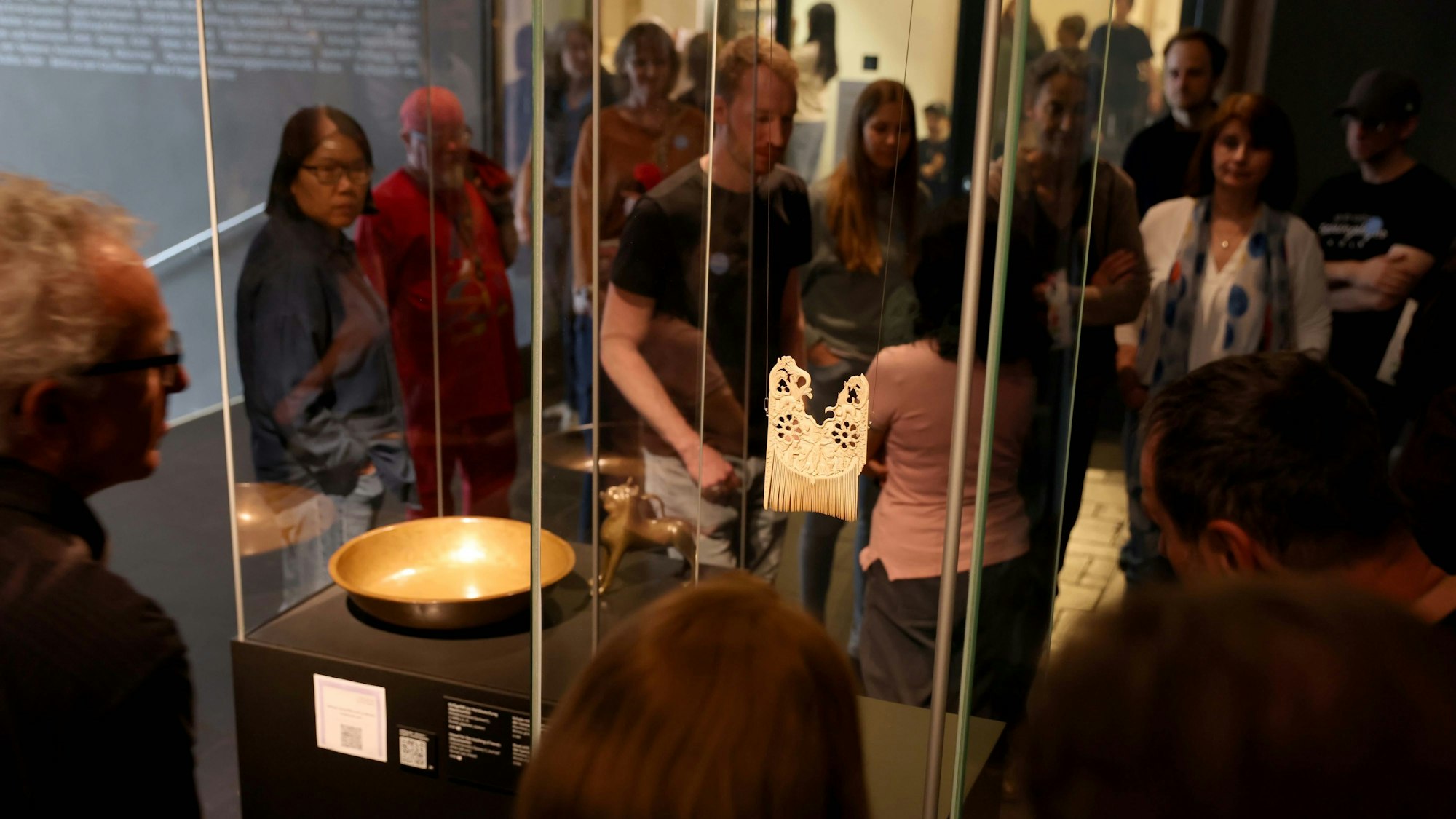 Die römischen Preziosen fanden viel Anklang bei den Gästen. Zahlreiche Besuchende betrachten Ausstellungsstücke in Vitrinen.