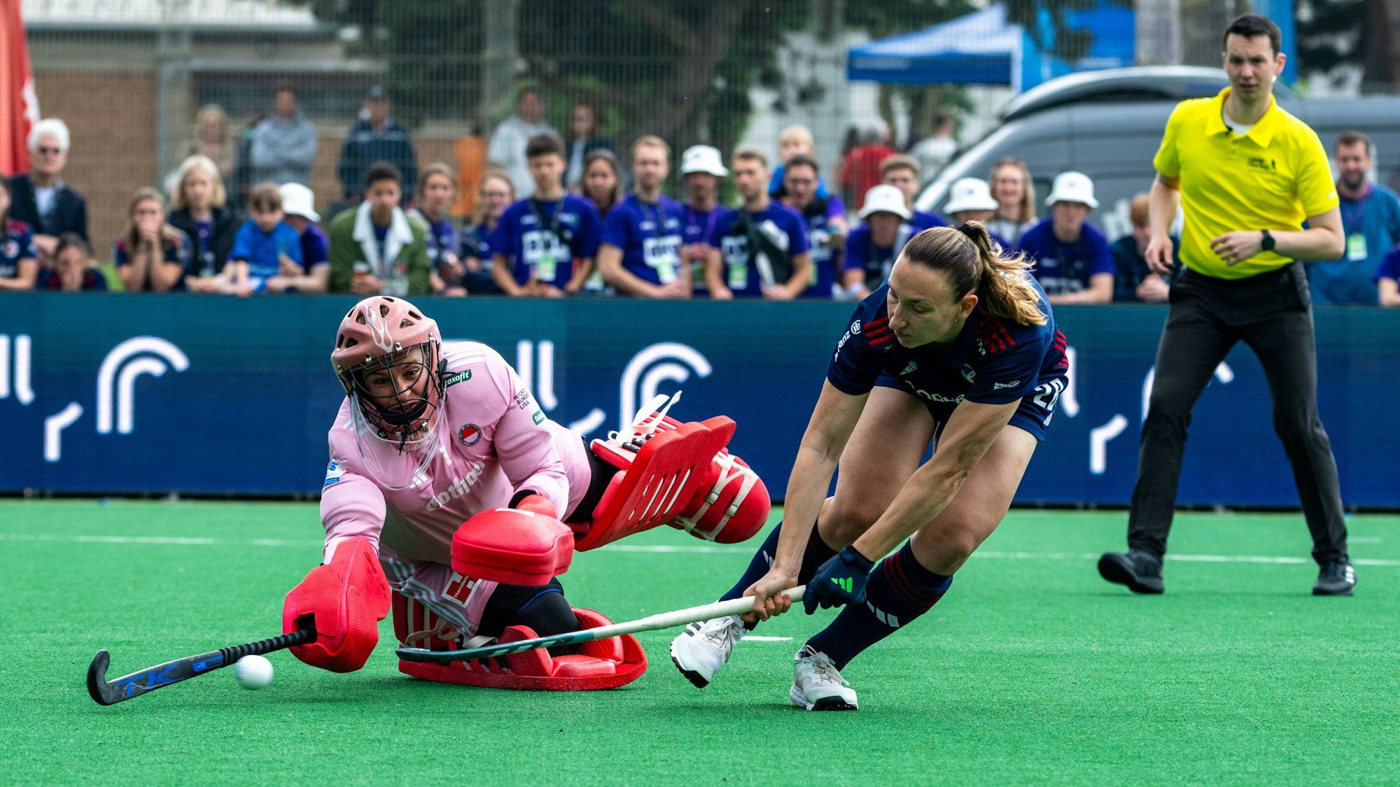 Bonn, Hockey Halbfinale, Damen, Rot-Weiss Köln - Mannheimer HC 3-4 n.P. 18.05.2024, links Julia Sonntag RWK vs. Charlotte GerstenhoeferMHC trifft ihren Penalty Bonn Nordrhein-Westfalen Deutschland *** Bonn, Hockey semi-final, Women, Rot Weiss Köln Mannheimer HC 3 4 n P 18 05 2024, left Julia Sonntag RWK vs Charlotte Gerstenhoefer MHC hits her penalty Bonn Nordrhein Westfalen Germany Hockey Final4 Damen HF RWK - MHC 3-4 n.P. 18.5.24 LR-7954
