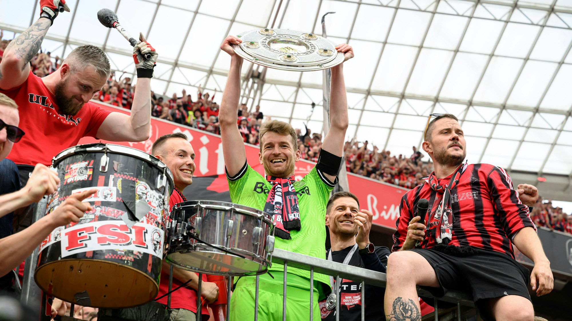 Lukas Hradecky und Trainer Xabi Alonso Bayer 04 Leverkusen stehen mit der Meisterschhale in der Fankurve.