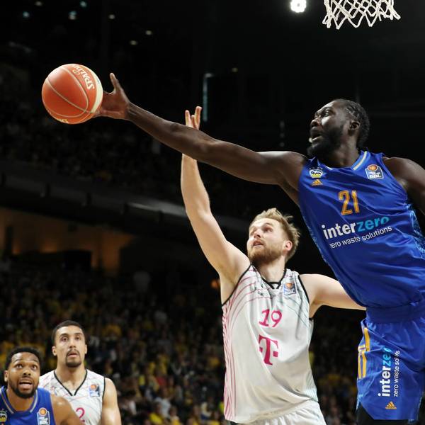 Till Pape reckt sich vergeblich gegen den 2,21-m-Center Khalifa Koumadje.