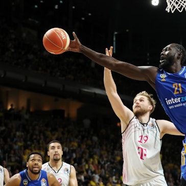 Till Pape reckt sich vergeblich gegen den 2,21-m-Center Khalifa Koumadje.