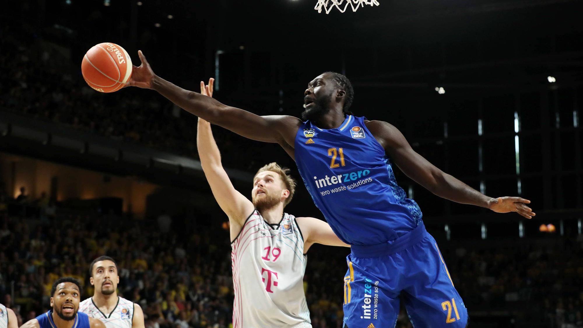 Till Pape reckt sich vergeblich gegen den 2,21-m-Center Khalifa Koumadje.