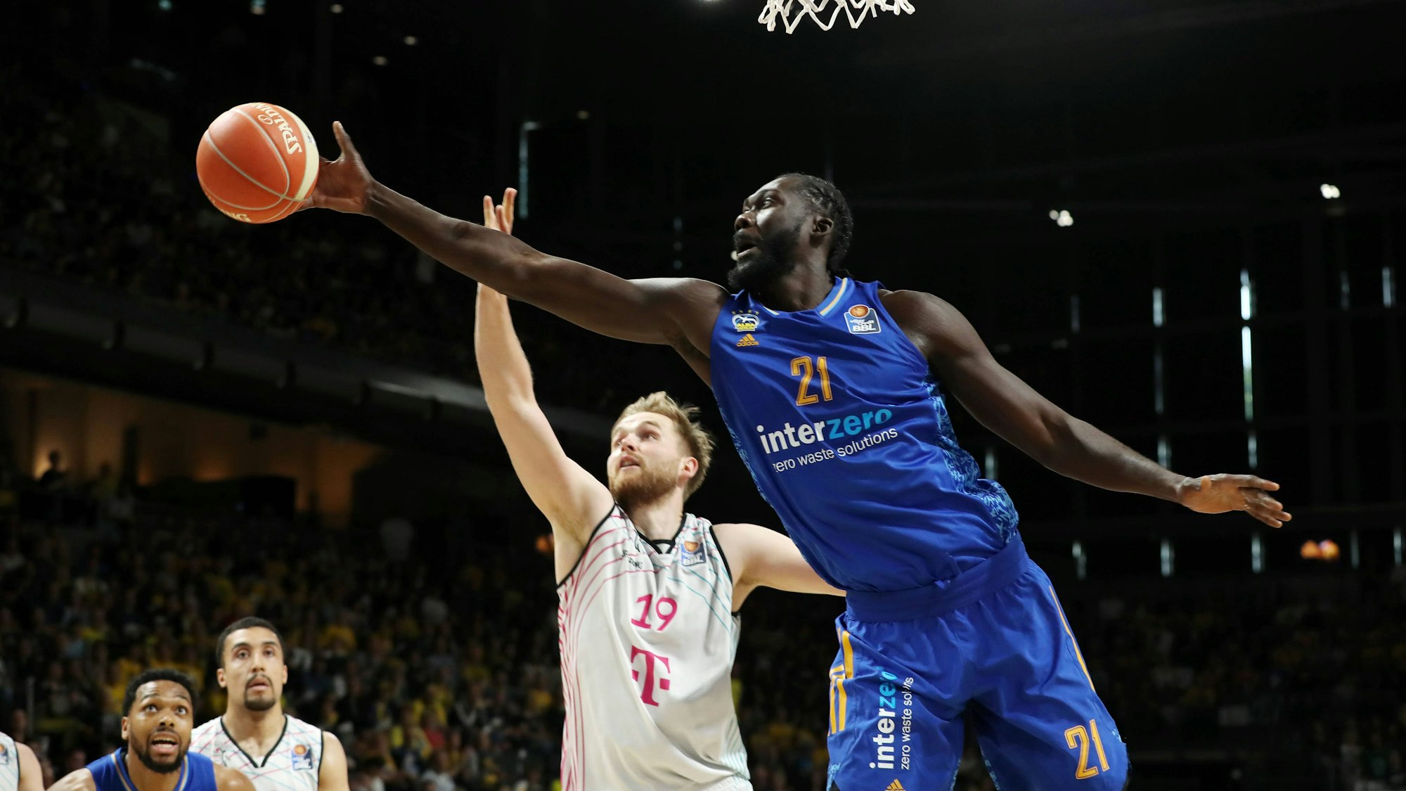 Till Pape reckt sich vergeblich gegen den 2,21-m-Center Khalifa Koumadje.