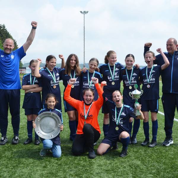 Die D-Juniorinnen (7er) aus Engelskirchen jubeln nach ihrem gewonnenen Kreispokalfinale gegen Marialinden.