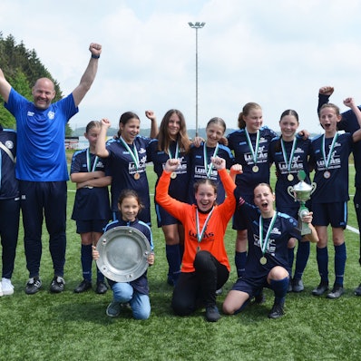 Die D-Juniorinnen (7er) aus Engelskirchen jubeln nach ihrem gewonnenen Kreispokalfinale gegen Marialinden.