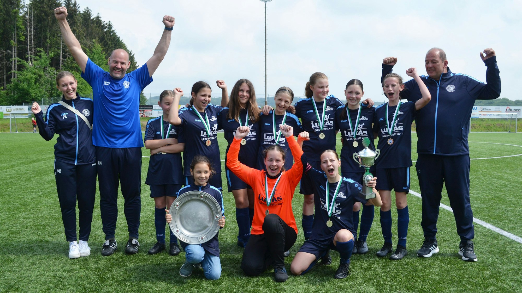 Die D-Juniorinnen (7er) aus Engelskirchen jubeln nach ihrem gewonnenen Kreispokalfinale gegen Marialinden.