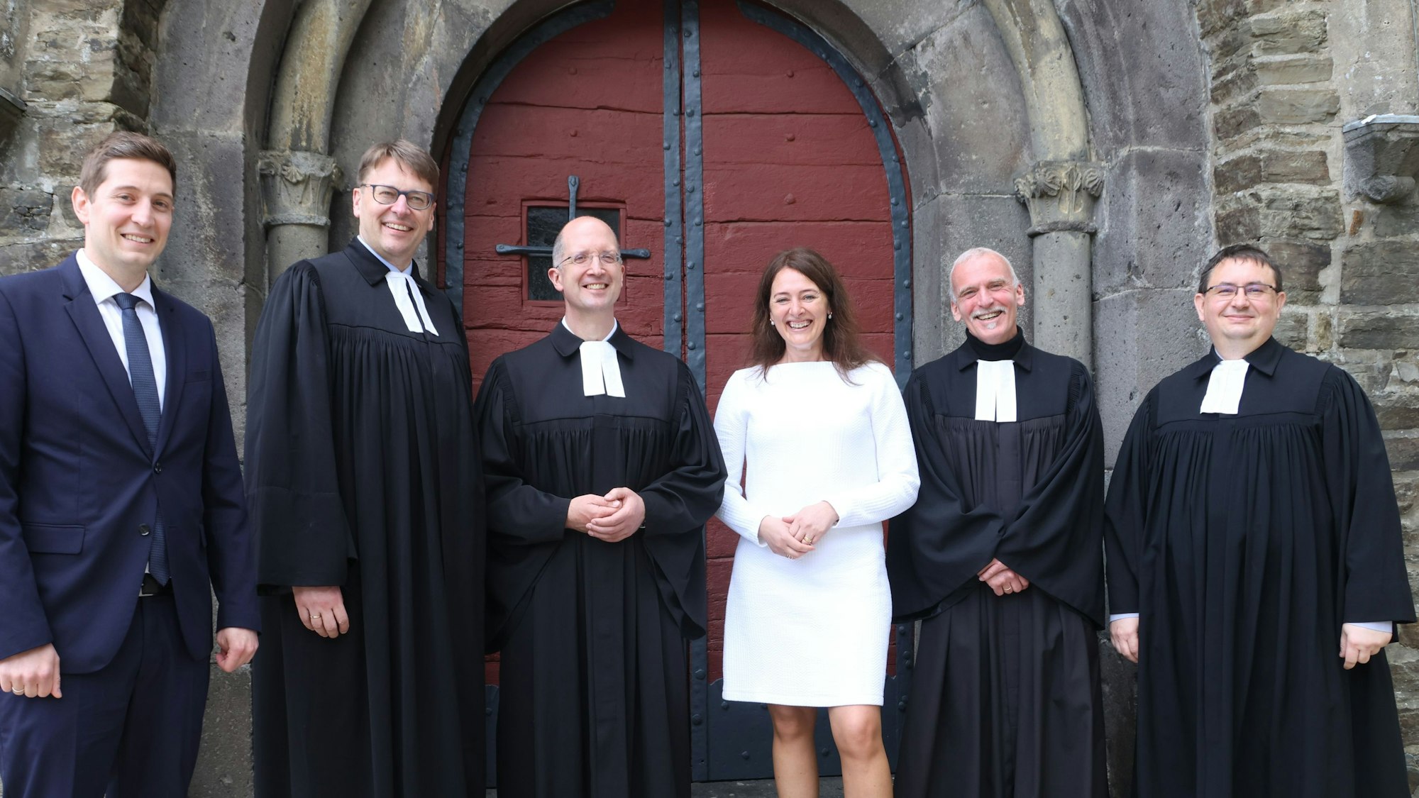 Kirchengeburtstag mit Präses von links: Domonkos Altdorfer, Michael Braun, Dr. Thorsten Latzel, Larissa Weber, Jochen Gran, Dr. Sándor Károly Molnár