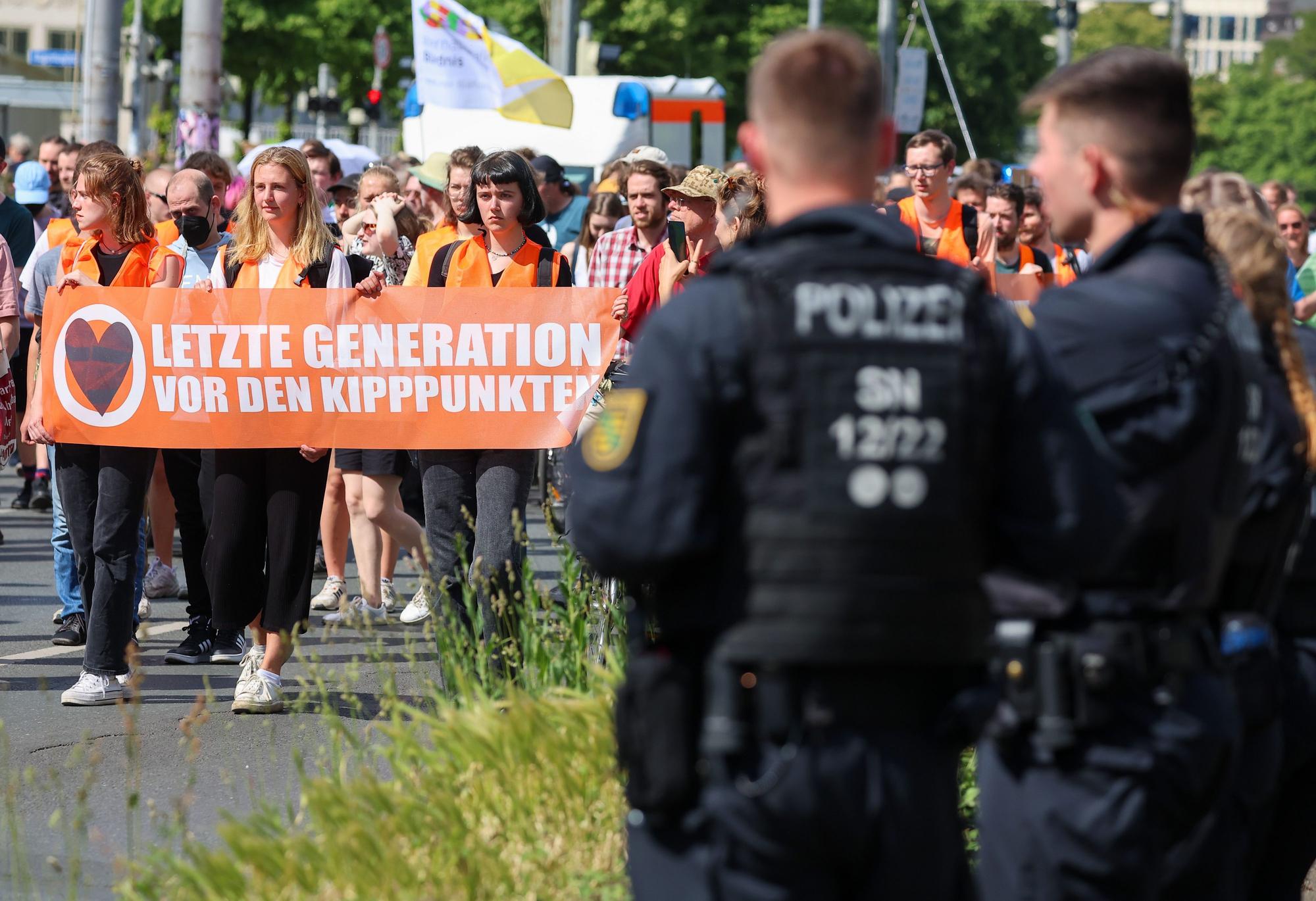 Teilnehmer eines Protestmarsches der Letzten Generation gehen um den Leipziger Ring. (Archivbild)