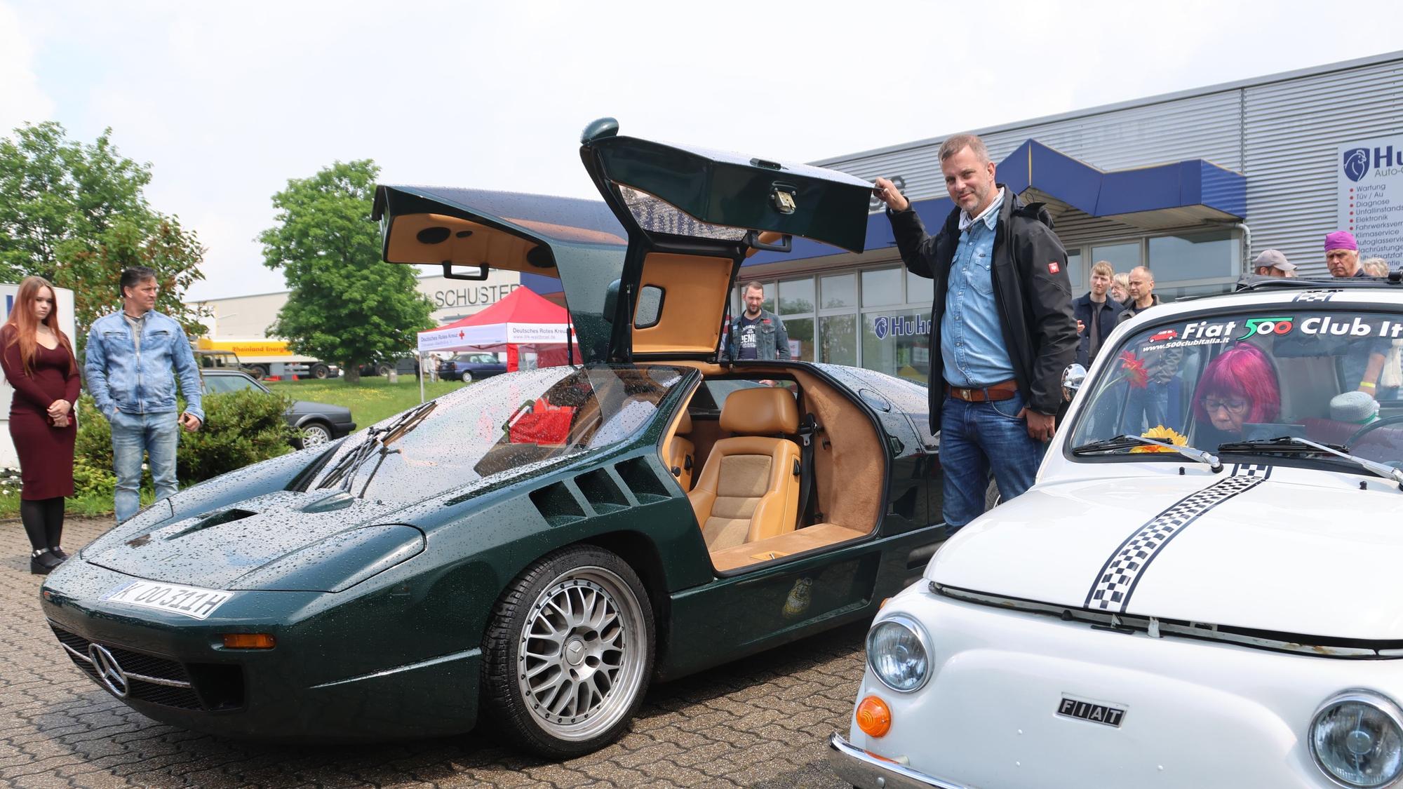 Veranstalter Michael Kappenstein an einem Isdera 108i.